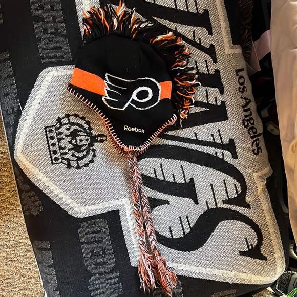 Philadelphia Flyers mohawk beanie - Picture 2 of 3